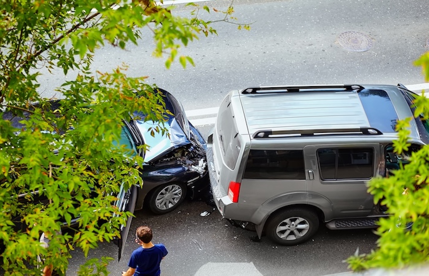 Scontro tra veicoli: pari responsabilità dei conducenti se non si può accertare il comportamento che ha causato il danno